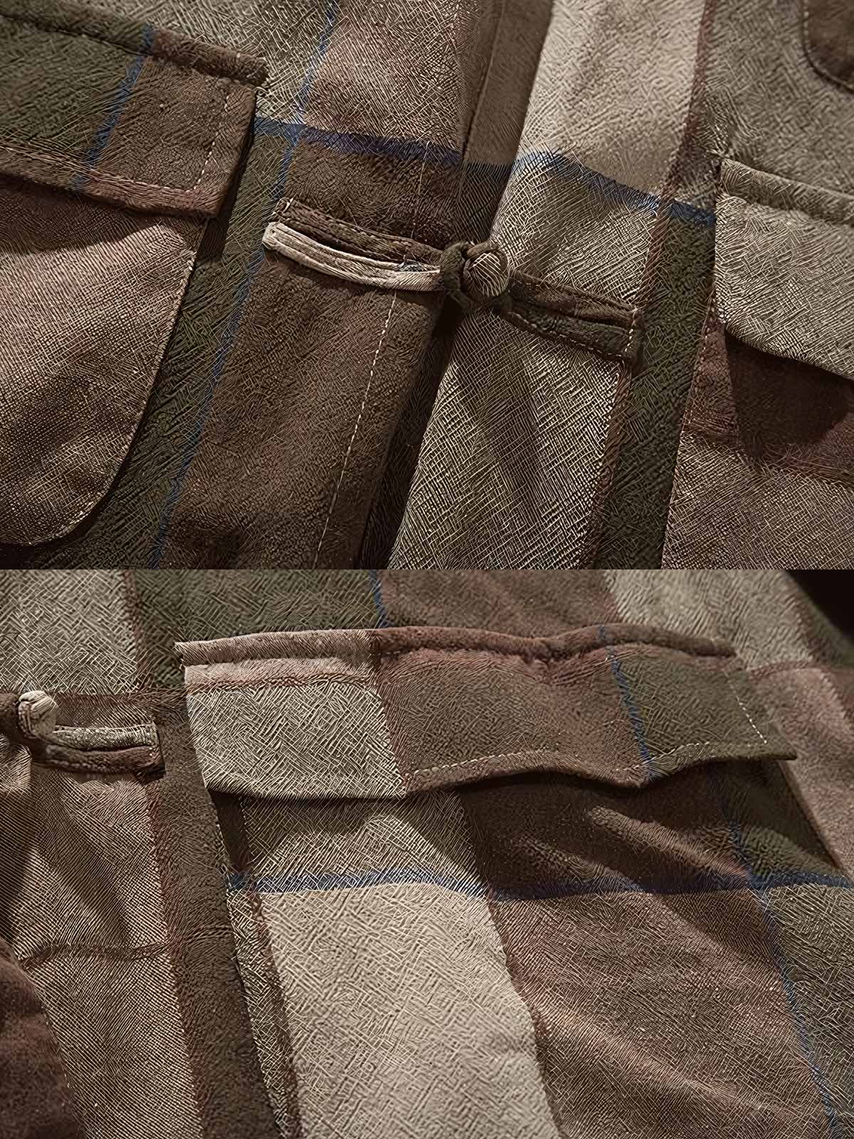 製品画像:
クラシックなチェック柄デザインの多ポケットワークシャツ。快適で柔らかな着心地に加え、実用性と装飾性を兼ね備えた独特なデザイン。チャイナボタンで、東洋的な味わいとレトロな魅力をプラス。
詳細画像:
チェック柄と多ポケットデザインが特徴のワークシャツ。中厚の生地で、ゆったりとしたシルエットがさまざまな体型にフィット。チャイナボタンによって日常的な着脱が容易で、伝統的な美学と現代的な機能性が融合。