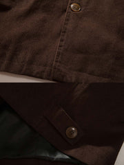 製品画像
「テーラードカラー シングルブレスト ワークジャケットの正面全体図。クラシックなテーラードカラーとシンプルなシングルブレストデザインを融合し、高密度ツイルコットン素材を使用した耐久性と快適さを兼ね備えた一着。深みのあるブラウンカラーがヴィンテージ感を引き立て、カジュアルからフォーマルまで幅広いスタイルに対応。」
詳細画像
「テーラードカラー シングルブレスト ワークジャケットのディテール特写。非対称のフラップポケットが視覚的なアクセントとなり、日常の収納ニーズにも対応。高密度ツイルコットン素材がもたらす柔らかな肌触りと深みのあるブラウンカラーが特徴的で、丁寧な縫製が品質の高さを示している。」