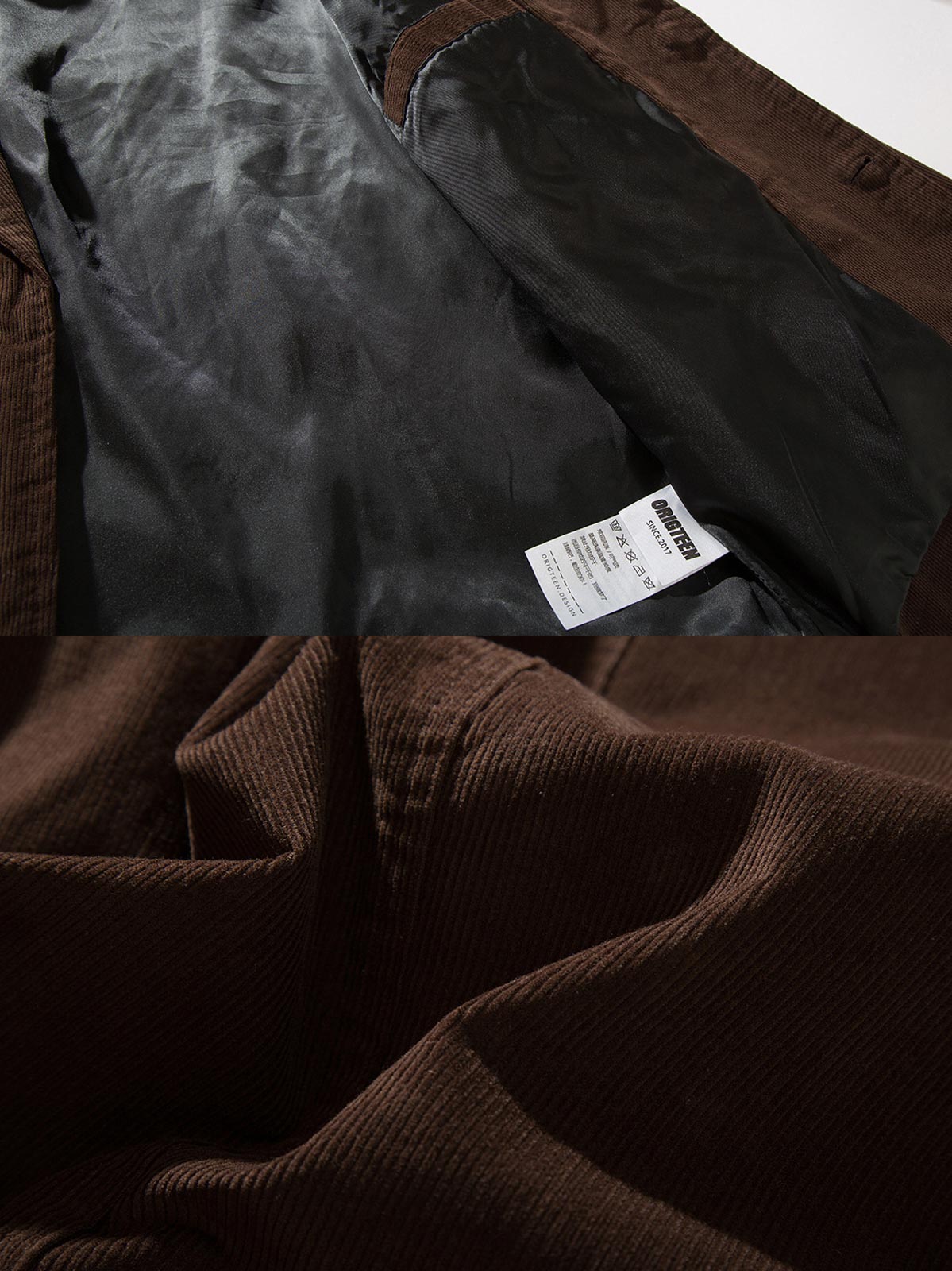 製品画像
「テーラードカラー シングルブレスト ワークジャケットの正面全体図。クラシックなテーラードカラーとシンプルなシングルブレストデザインを融合し、高密度ツイルコットン素材を使用した耐久性と快適さを兼ね備えた一着。深みのあるブラウンカラーがヴィンテージ感を引き立て、カジュアルからフォーマルまで幅広いスタイルに対応。」
詳細画像
「テーラードカラー シングルブレスト ワークジャケットのディテール特写。非対称のフラップポケットが視覚的なアクセントとなり、日常の収納ニーズにも対応。高密度ツイルコットン素材がもたらす柔らかな肌触りと深みのあるブラウンカラーが特徴的で、丁寧な縫製が品質の高さを示している。」