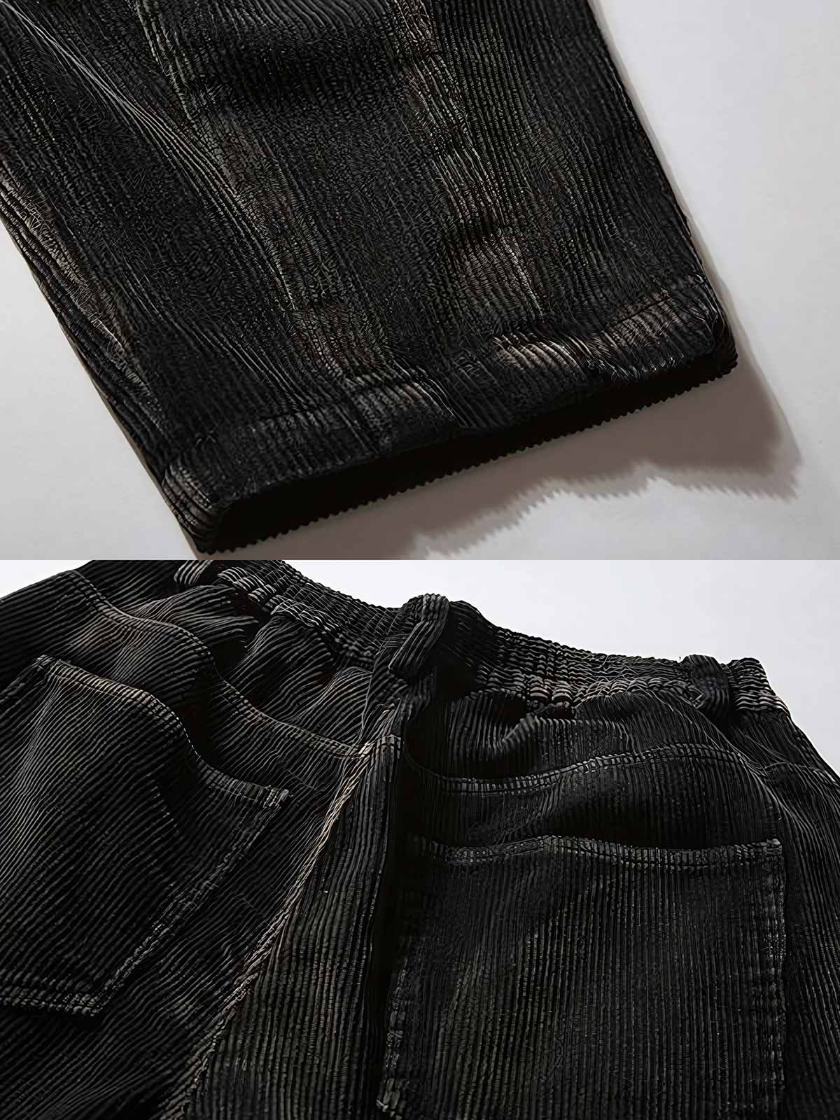 製品画像
ブラックのワイドコーデュロイワークパンツ正面デザイン。14畝の高密度コーデュロイ生地とニーパネルの立体構造が特徴で、クラシックなワークウェアを現代風に再構築した一着
詳細画像
バックポケットとダブルステッチ加工のディテール。耐久性を高めたクラシックなデザインと、特製ウォッシュ加工による柔らかでヴィンテージ感のある生地感が際立つ