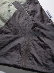 製品画像
「バイカラー フード付き マウンテンジャケットの正面全体図。レトロなスポーツスタイルと現代的なアウトドアデザインを融合したバイカラーデザインが特徴で、防風性・撥水性を備えた100%ポリエステル素材を使用。軽量で日常やアウトドアに適した万能アイテム。」
詳細画像
「バイカラー フード付き マウンテンジャケットのディテール特写。幾何学的なストライプパッチワークデザインが、レトロな配色とモダンな要素を融合し、奥行きのあるスタイルを演出。裾の調節可能なドローコードとゴム仕様の袖口が防寒性と快適さを提供する実用的なデザイン。」