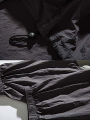 製品画像
「バイカラー フード付き マウンテンジャケットの正面全体図。レトロなスポーツスタイルと現代的なアウトドアデザインを融合したバイカラーデザインが特徴で、防風性・撥水性を備えた100%ポリエステル素材を使用。軽量で日常やアウトドアに適した万能アイテム。」
詳細画像
「バイカラー フード付き マウンテンジャケットのディテール特写。幾何学的なストライプパッチワークデザインが、レトロな配色とモダンな要素を融合し、奥行きのあるスタイルを演出。裾の調節可能なドローコードとゴム仕様の袖口が防寒性と快適さを提供する実用的なデザイン。」