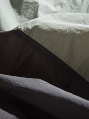 製品画像
「バイカラー フード付き マウンテンジャケットの正面全体図。レトロなスポーツスタイルと現代的なアウトドアデザインを融合したバイカラーデザインが特徴で、防風性・撥水性を備えた100%ポリエステル素材を使用。軽量で日常やアウトドアに適した万能アイテム。」
詳細画像
「バイカラー フード付き マウンテンジャケットのディテール特写。幾何学的なストライプパッチワークデザインが、レトロな配色とモダンな要素を融合し、奥行きのあるスタイルを演出。裾の調節可能なドローコードとゴム仕様の袖口が防寒性と快適さを提供する実用的なデザイン。」