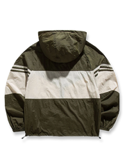 製品画像
「バイカラー フード付き マウンテンジャケットの正面全体図。レトロなスポーツスタイルと現代的なアウトドアデザインを融合したバイカラーデザインが特徴で、防風性・撥水性を備えた100%ポリエステル素材を使用。軽量で日常やアウトドアに適した万能アイテム。」
詳細画像
「バイカラー フード付き マウンテンジャケットのディテール特写。幾何学的なストライプパッチワークデザインが、レトロな配色とモダンな要素を融合し、奥行きのあるスタイルを演出。裾の調節可能なドローコードとゴム仕様の袖口が防寒性と快適さを提供する実用的なデザイン。」