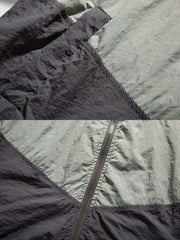 製品画像
「バイカラー フード付き マウンテンジャケットの正面全体図。レトロなスポーツスタイルと現代的なアウトドアデザインを融合したバイカラーデザインが特徴で、防風性・撥水性を備えた100%ポリエステル素材を使用。軽量で日常やアウトドアに適した万能アイテム。」
詳細画像
「バイカラー フード付き マウンテンジャケットのディテール特写。幾何学的なストライプパッチワークデザインが、レトロな配色とモダンな要素を融合し、奥行きのあるスタイルを演出。裾の調節可能なドローコードとゴム仕様の袖口が防寒性と快適さを提供する実用的なデザイン。」