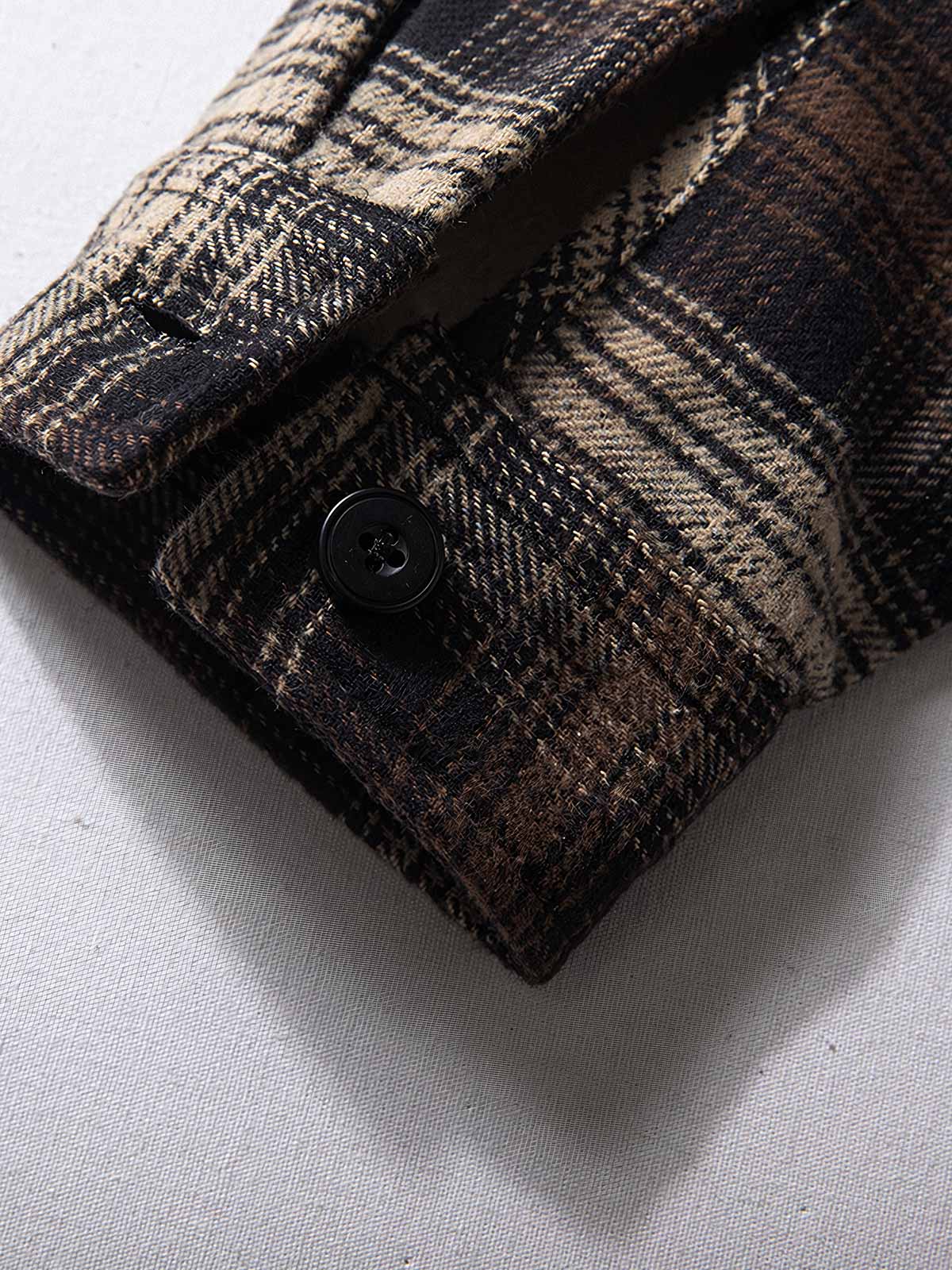 製品画像
「クラシックなバイカラーチェック柄デザイン、100%コットン表地とポリエステル裏起毛素材、冬の保温性と快適な着心地を提供する厚手シャツジャケット」
詳細画像
「100%コットン表地のチェック柄シャツジャケット、ポリエステル裏起毛素材で抜群の保温性、ゆったりとしたルーズフィットシルエットで幅広い体型に対応」