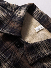 製品画像
「クラシックなバイカラーチェック柄デザイン、100%コットン表地とポリエステル裏起毛素材、冬の保温性と快適な着心地を提供する厚手シャツジャケット」
詳細画像
「100%コットン表地のチェック柄シャツジャケット、ポリエステル裏起毛素材で抜群の保温性、ゆったりとしたルーズフィットシルエットで幅広い体型に対応」