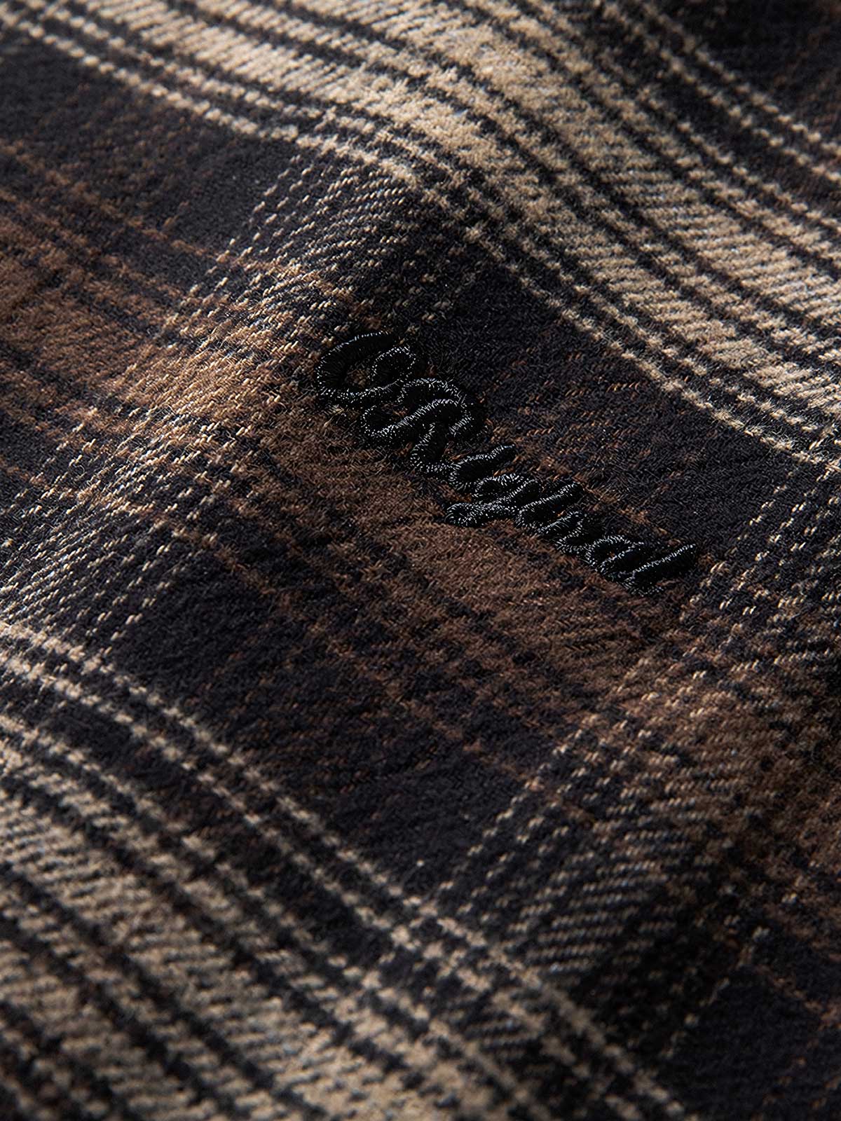 製品画像
「クラシックなバイカラーチェック柄デザイン、100%コットン表地とポリエステル裏起毛素材、冬の保温性と快適な着心地を提供する厚手シャツジャケット」
詳細画像
「100%コットン表地のチェック柄シャツジャケット、ポリエステル裏起毛素材で抜群の保温性、ゆったりとしたルーズフィットシルエットで幅広い体型に対応」