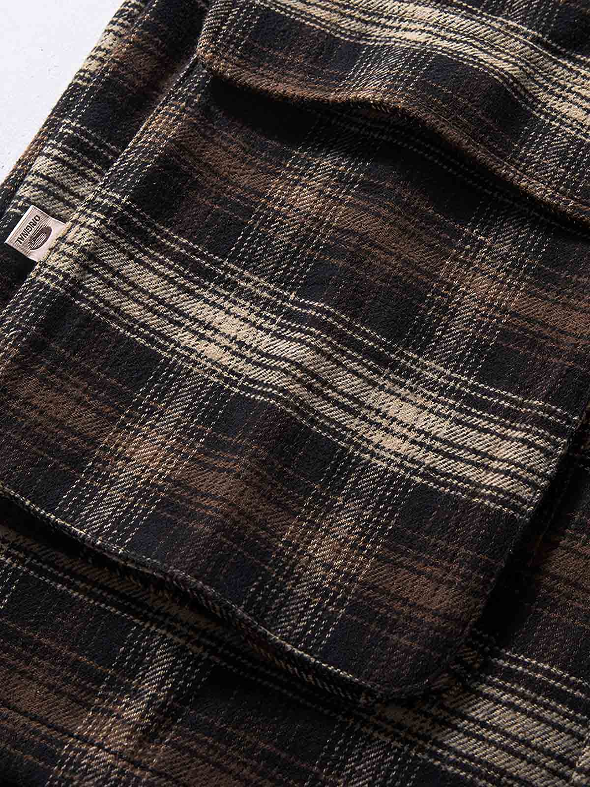 製品画像
「クラシックなバイカラーチェック柄デザイン、100%コットン表地とポリエステル裏起毛素材、冬の保温性と快適な着心地を提供する厚手シャツジャケット」
詳細画像
「100%コットン表地のチェック柄シャツジャケット、ポリエステル裏起毛素材で抜群の保温性、ゆったりとしたルーズフィットシルエットで幅広い体型に対応」