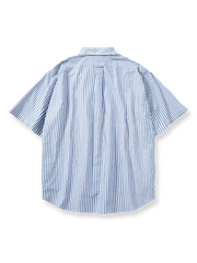 ボタンダウンカラーチェック柄パッチワークシャツの全体デザインを展示し、その青春的でカジュアルなスタイルと多様なチェックのパッチワークの魅力を強調。