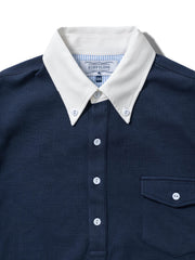 シャツのホワイトカラーと胸ポケットのディテール