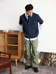 ニットシアサッカーハーフプルオーバー半袖シャツを着用したモデル