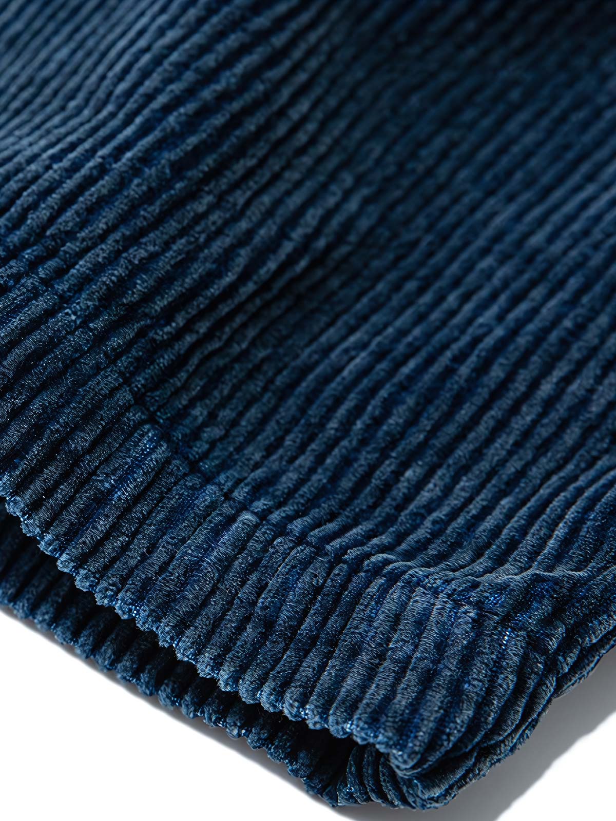 製品画像:
"水洗ヴィンテージ加工を施したデニムブルーの粗畝コーデュロイワークパンツ、秋冬シーズンにぴったりな重厚感のある素材とレトロな雰囲気が特徴の全体図"
詳細画像:
"粗畝コーデュロイ素材の肌理感とドローストリング仕様のウエスト部分をクローズアップした画像、ヴィンテージ加工による深みのあるデニムブルーが際立つディテール"