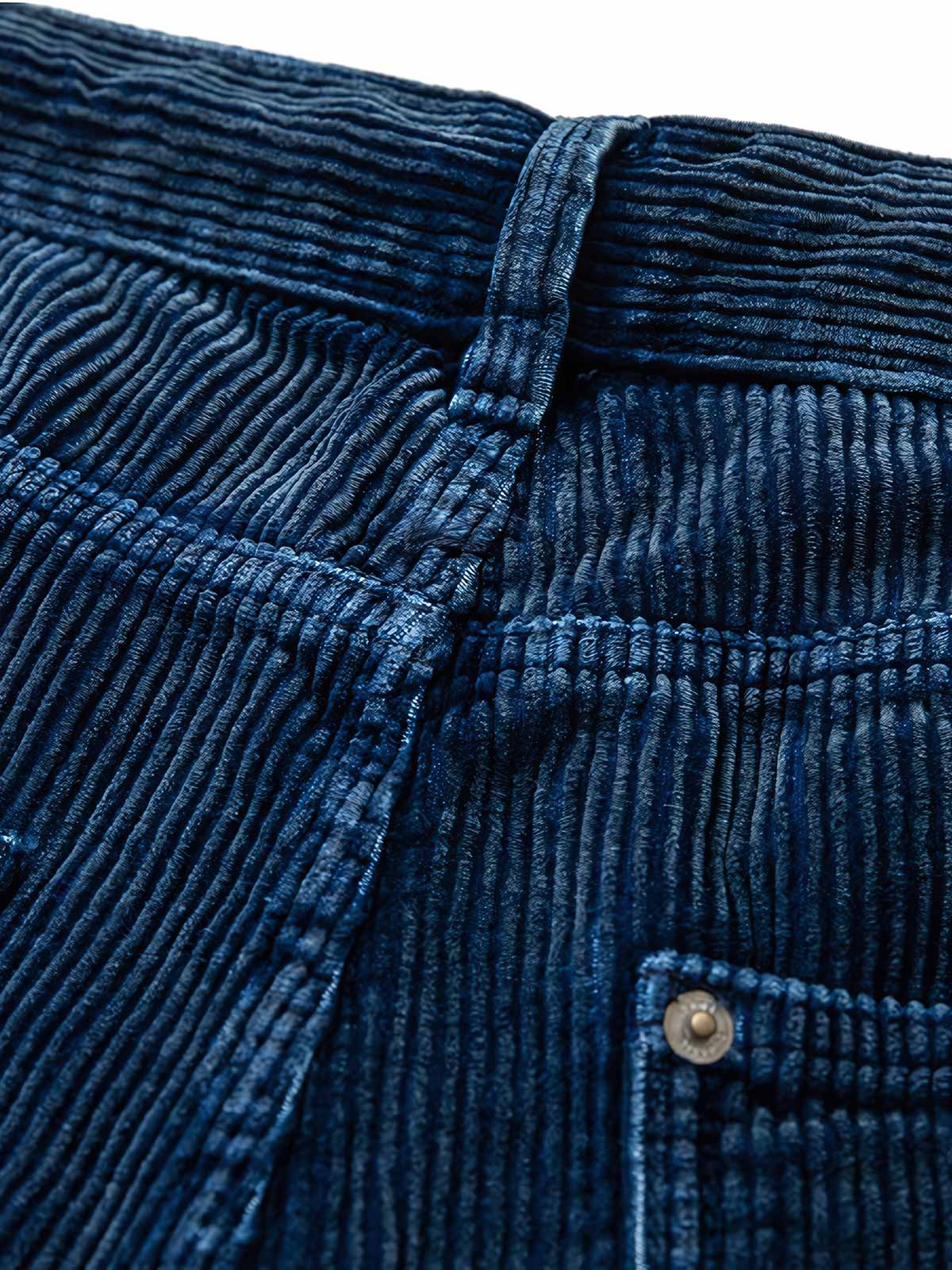 製品画像:
"水洗ヴィンテージ加工を施したデニムブルーの粗畝コーデュロイワークパンツ、秋冬シーズンにぴったりな重厚感のある素材とレトロな雰囲気が特徴の全体図"
詳細画像:
"粗畝コーデュロイ素材の肌理感とドローストリング仕様のウエスト部分をクローズアップした画像、ヴィンテージ加工による深みのあるデニムブルーが際立つディテール"