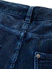 製品画像:
"水洗ヴィンテージ加工を施したデニムブルーの粗畝コーデュロイワークパンツ、秋冬シーズンにぴったりな重厚感のある素材とレトロな雰囲気が特徴の全体図"
詳細画像:
"粗畝コーデュロイ素材の肌理感とドローストリング仕様のウエスト部分をクローズアップした画像、ヴィンテージ加工による深みのあるデニムブルーが際立つディテール"