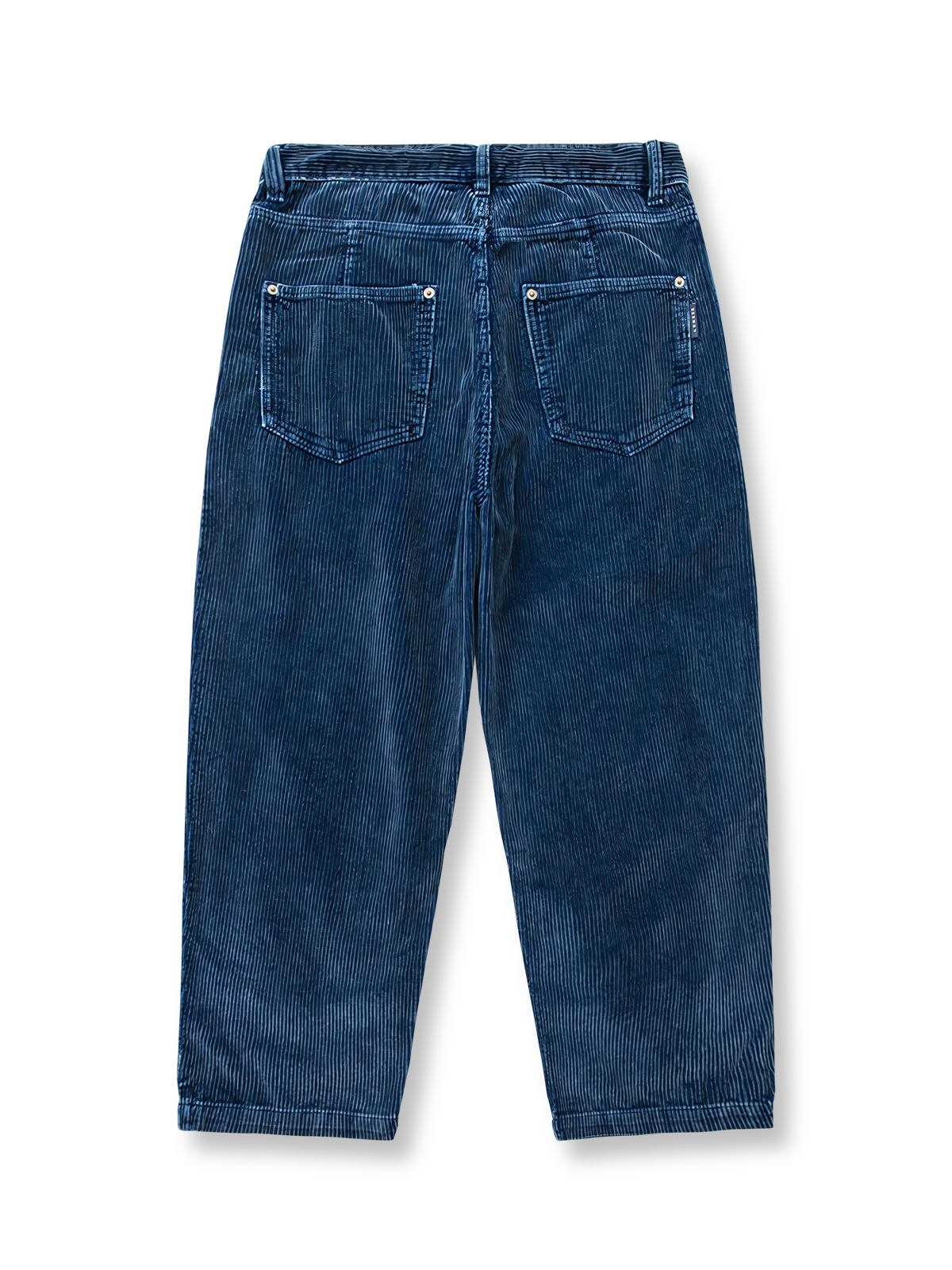 製品画像:
"水洗ヴィンテージ加工を施したデニムブルーの粗畝コーデュロイワークパンツ、秋冬シーズンにぴったりな重厚感のある素材とレトロな雰囲気が特徴の全体図"
詳細画像:
"粗畝コーデュロイ素材の肌理感とドローストリング仕様のウエスト部分をクローズアップした画像、ヴィンテージ加工による深みのあるデニムブルーが際立つディテール"