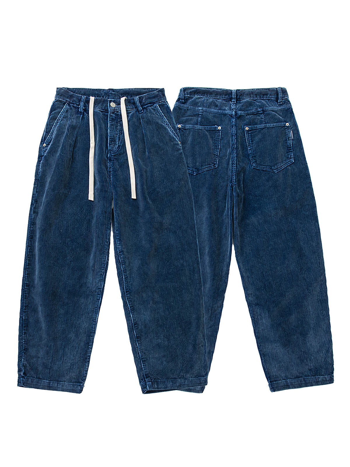 製品画像:
"水洗ヴィンテージ加工を施したデニムブルーの粗畝コーデュロイワークパンツ、秋冬シーズンにぴったりな重厚感のある素材とレトロな雰囲気が特徴の全体図"
詳細画像:
"粗畝コーデュロイ素材の肌理感とドローストリング仕様のウエスト部分をクローズアップした画像、ヴィンテージ加工による深みのあるデニムブルーが際立つディテール"