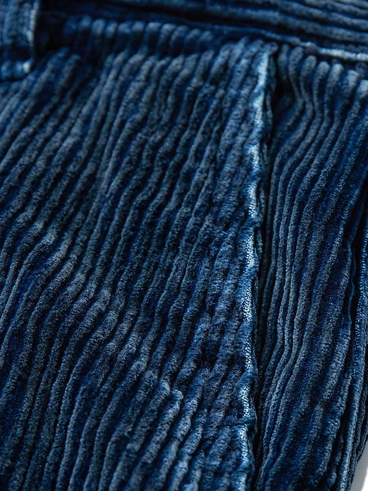 製品画像:
"水洗ヴィンテージ加工を施したデニムブルーの粗畝コーデュロイワークパンツ、秋冬シーズンにぴったりな重厚感のある素材とレトロな雰囲気が特徴の全体図"
詳細画像:
"粗畝コーデュロイ素材の肌理感とドローストリング仕様のウエスト部分をクローズアップした画像、ヴィンテージ加工による深みのあるデニムブルーが際立つディテール"