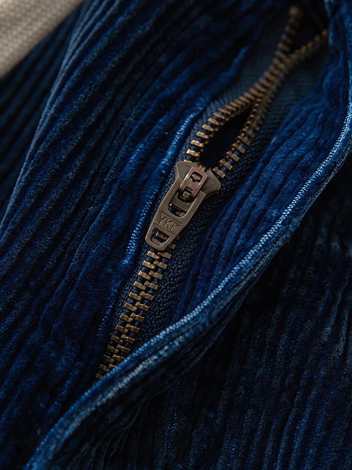 製品画像:
"水洗ヴィンテージ加工を施したデニムブルーの粗畝コーデュロイワークパンツ、秋冬シーズンにぴったりな重厚感のある素材とレトロな雰囲気が特徴の全体図"
詳細画像:
"粗畝コーデュロイ素材の肌理感とドローストリング仕様のウエスト部分をクローズアップした画像、ヴィンテージ加工による深みのあるデニムブルーが際立つディテール"