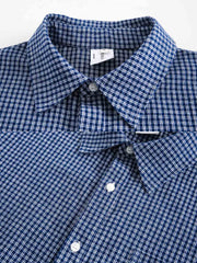 製品画像
「フリンジ加工 チェック柄シャツの正面全体図。ヴィンテージ感あふれるチェックパターンとフリンジヘムのデザインが特徴的で、個性的かつ多用途なスタイルを実現。ルーズフィットのシルエットと柔らかい素材感が快適な着心地を提供する万能アイテム。」
詳細画像
「フリンジ加工 チェック柄シャツのディテール特写。裾部分のフリンジ加工が視覚的なアクセントとなり、ヴィンテージ感を引き立てる。丁寧に作られたボタンと柔らかな素材感が、高い品質と快適さを強調している。」