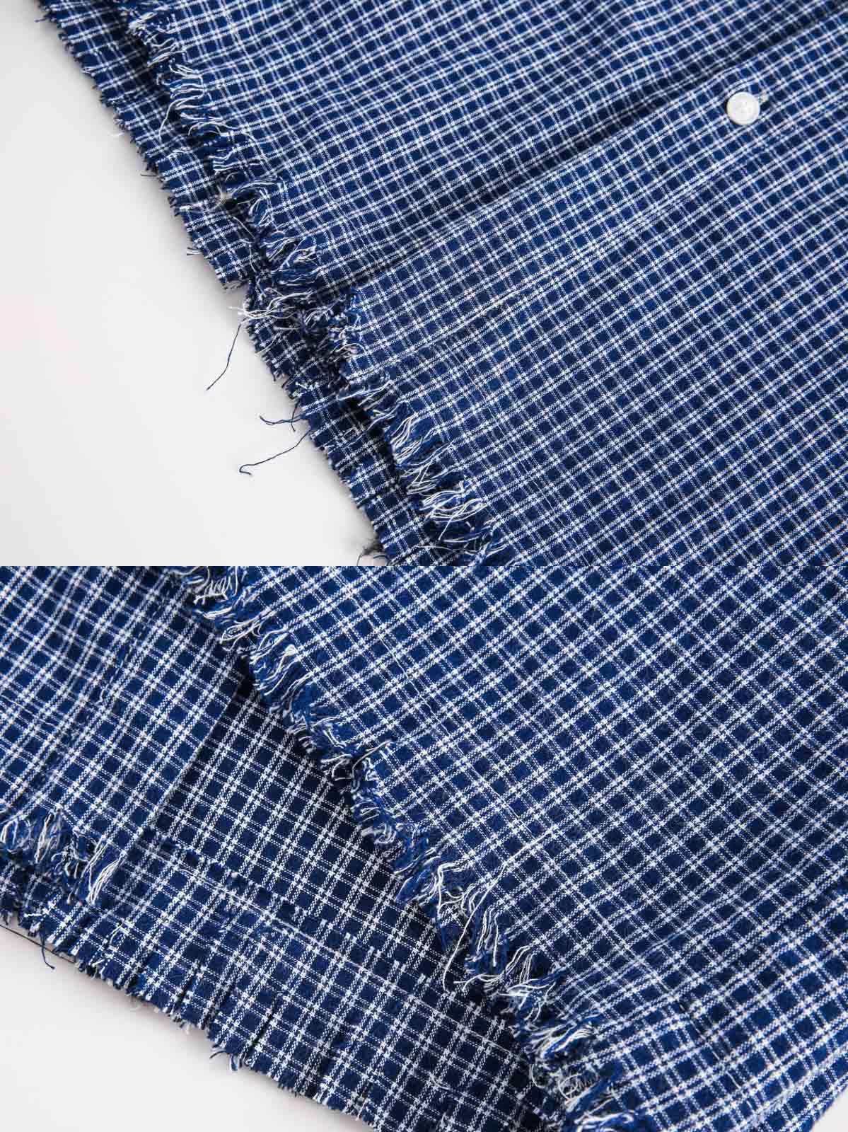 製品画像
「フリンジ加工 チェック柄シャツの正面全体図。ヴィンテージ感あふれるチェックパターンとフリンジヘムのデザインが特徴的で、個性的かつ多用途なスタイルを実現。ルーズフィットのシルエットと柔らかい素材感が快適な着心地を提供する万能アイテム。」
詳細画像
「フリンジ加工 チェック柄シャツのディテール特写。裾部分のフリンジ加工が視覚的なアクセントとなり、ヴィンテージ感を引き立てる。丁寧に作られたボタンと柔らかな素材感が、高い品質と快適さを強調している。」