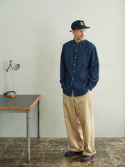 モデルが着用するリジッドデニムウォッシュ加工長袖シャツの展示図