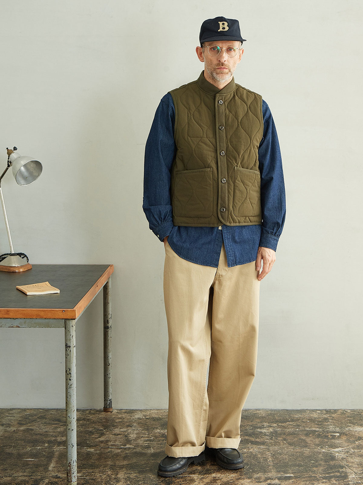 モデルが着用するリジッドデニムウォッシュ加工長袖シャツの展示図