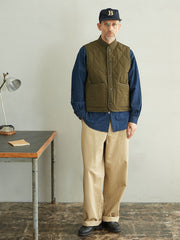 モデルが着用するリジッドデニムウォッシュ加工長袖シャツの展示図