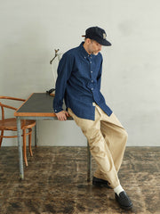 モデルが着用するリジッドデニムウォッシュ加工長袖シャツの展示図