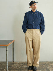 モデルが着用するリジッドデニムウォッシュ加工長袖シャツの展示図