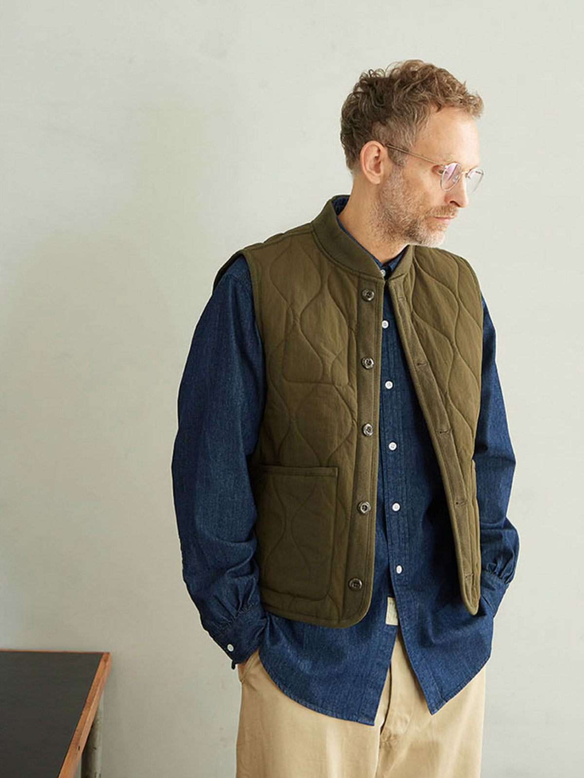 モデルが着用するリジッドデニムウォッシュ加工長袖シャツの展示図