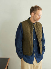 モデルが着用するリジッドデニムウォッシュ加工長袖シャツの展示図