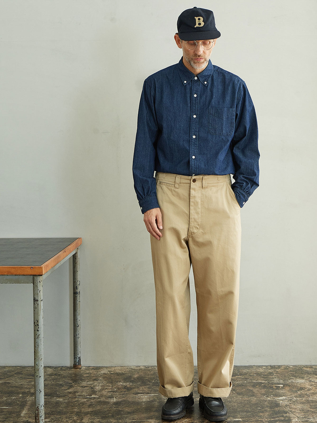 モデルが着用するリジッドデニムウォッシュ加工長袖シャツの展示図