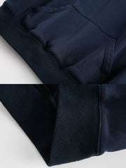 製品画像
「ヴィンテージ加工 ポロカラー スウェットの正面全体図。クラシックなポロカラーと柔らかな素材感が特徴で、上品なレトロ感を演出。ルーズフィットシルエットが快適さとスタイリッシュさを両立し、秋冬の万能スウェットとして活躍。」
詳細画像
「ヴィンテージ加工 ポロカラー スウェットのディテール特写。控えめなヴィンテージ加工が柔らかい素材感を際立たせ、クラシックなポロカラーが洗練された印象をプラス。袖口と裾のリブ仕様がフィット感と保温性を高め、カンガルーポケットが実用性とデザイン性を兼ね備える。」