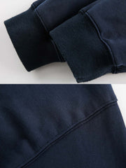 製品画像
「ヴィンテージ加工 ポロカラー スウェットの正面全体図。クラシックなポロカラーと柔らかな素材感が特徴で、上品なレトロ感を演出。ルーズフィットシルエットが快適さとスタイリッシュさを両立し、秋冬の万能スウェットとして活躍。」
詳細画像
「ヴィンテージ加工 ポロカラー スウェットのディテール特写。控えめなヴィンテージ加工が柔らかい素材感を際立たせ、クラシックなポロカラーが洗練された印象をプラス。袖口と裾のリブ仕様がフィット感と保温性を高め、カンガルーポケットが実用性とデザイン性を兼ね備える。」