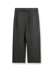 製品画像
黒色のプリーツ入り剣道着スタイルワイドパンツ正面デザイン。剣道着からインスパイアされた結び紐ディテールと前面のプリーツ加工が特徴で、ゆったりとしたワイドシルエットが和の美意識を現代風に表現
詳細画像
腰紐ディテールと流れるような前面プリーツの特写。立体感のあるプリーツ加工と丁寧に仕立てられたコットン素材が、禅の静けさと上品さを際立たせる仕上がり