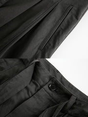 製品画像
黒色のプリーツ入り剣道着スタイルワイドパンツ正面デザイン。剣道着からインスパイアされた結び紐ディテールと前面のプリーツ加工が特徴で、ゆったりとしたワイドシルエットが和の美意識を現代風に表現
詳細画像
腰紐ディテールと流れるような前面プリーツの特写。立体感のあるプリーツ加工と丁寧に仕立てられたコットン素材が、禅の静けさと上品さを際立たせる仕上がり