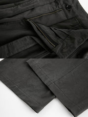 製品画像
黒色のプリーツ入り剣道着スタイルワイドパンツ正面デザイン。剣道着からインスパイアされた結び紐ディテールと前面のプリーツ加工が特徴で、ゆったりとしたワイドシルエットが和の美意識を現代風に表現
詳細画像
腰紐ディテールと流れるような前面プリーツの特写。立体感のあるプリーツ加工と丁寧に仕立てられたコットン素材が、禅の静けさと上品さを際立たせる仕上がり