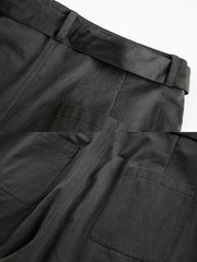 製品画像
黒色のプリーツ入り剣道着スタイルワイドパンツ正面デザイン。剣道着からインスパイアされた結び紐ディテールと前面のプリーツ加工が特徴で、ゆったりとしたワイドシルエットが和の美意識を現代風に表現
詳細画像
腰紐ディテールと流れるような前面プリーツの特写。立体感のあるプリーツ加工と丁寧に仕立てられたコットン素材が、禅の静けさと上品さを際立たせる仕上がり