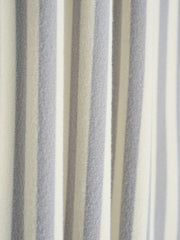 ボーダーデザインとデロン素材の質感ディテールを特写