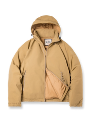 製品画像
ECWCS L7にインスパイアされた軽量で暖かいフード付きダウンジャケット。高密度のナイロン生地と90%の高品質ホワイトダックダウンを使用し、冬の厳しい寒さにも対応する優れた保温性を提供。
詳細画像
マットな光沢のナイロン生地、取り外し可能な防風フード、裾のエラスティックドローコードが実用性を高め、寒風を防ぎます。多層構造でダウンの膨らみを保ちつつ、優れた保温性を発揮します。シンプルでスリムなラインが特徴。