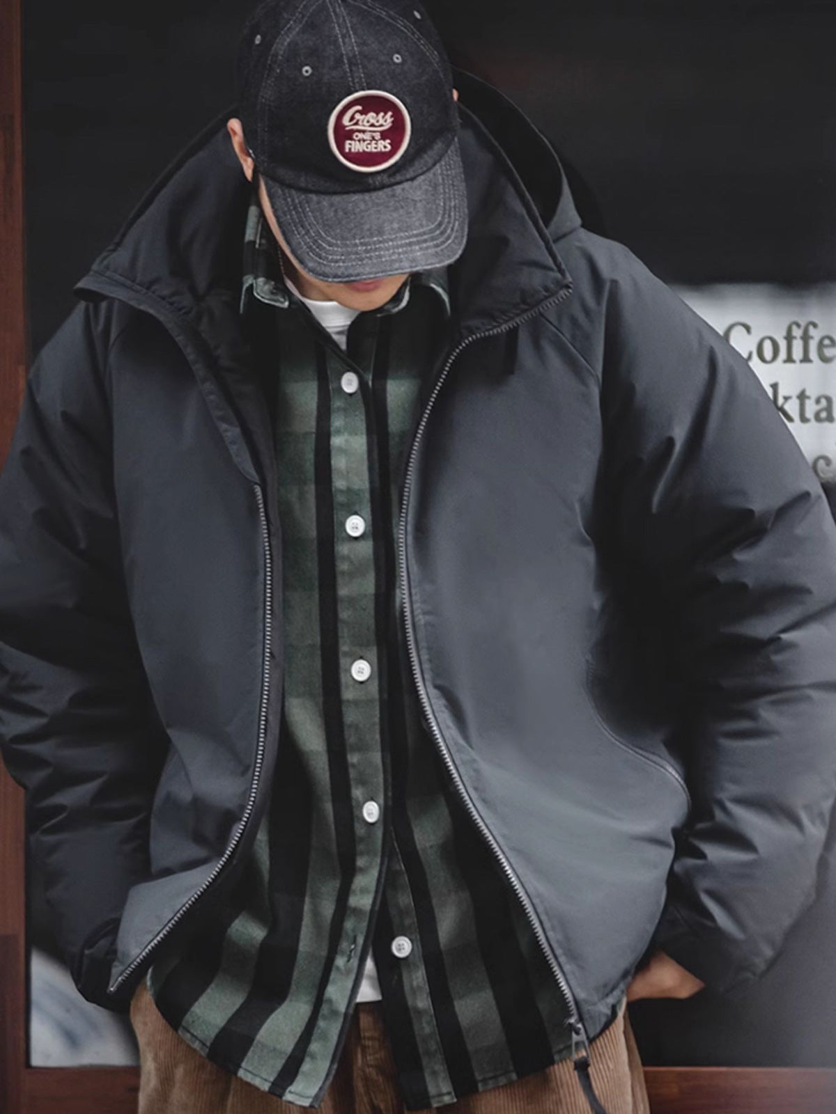 詳細画像
マットな光沢のナイロン生地、取り外し可能な防風フード、裾のエラスティックドローコードが実用性を高め、寒風を防ぎます。多層構造でダウンの膨らみを保ちつつ、優れた保温性を発揮します。シンプルでスリムなラインが特徴。
モデル画像
ECWCS L7スタイルのフード付きダウンジャケットを着用したモデル、冬の寒さにも対応できる優れた保温性とスタイリッシュなデザインが際立つ。