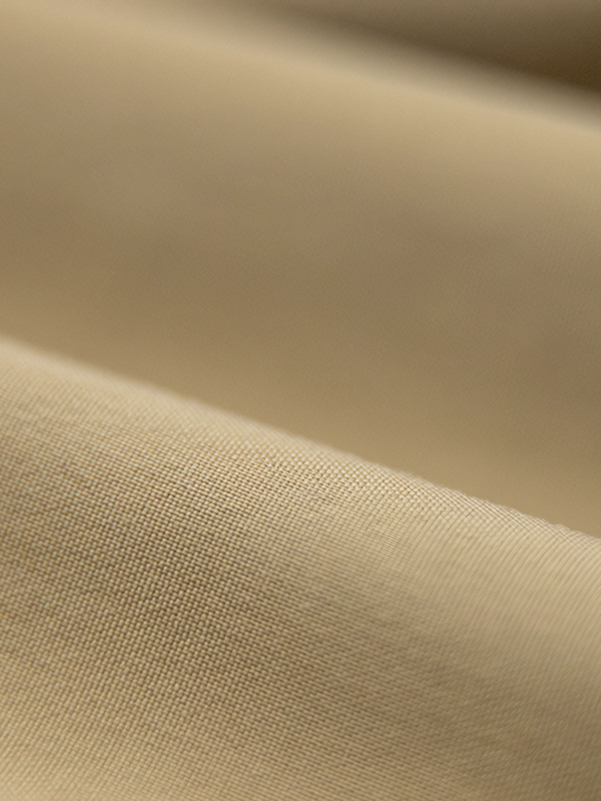 製品画像
ECWCS L7にインスパイアされた軽量で暖かいフード付きダウンジャケット。高密度のナイロン生地と90%の高品質ホワイトダックダウンを使用し、冬の厳しい寒さにも対応する優れた保温性を提供。
詳細画像
マットな光沢のナイロン生地、取り外し可能な防風フード、裾のエラスティックドローコードが実用性を高め、寒風を防ぎます。多層構造でダウンの膨らみを保ちつつ、優れた保温性を発揮します。シンプルでスリムなラインが特徴。