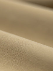 製品画像
ECWCS L7にインスパイアされた軽量で暖かいフード付きダウンジャケット。高密度のナイロン生地と90%の高品質ホワイトダックダウンを使用し、冬の厳しい寒さにも対応する優れた保温性を提供。
詳細画像
マットな光沢のナイロン生地、取り外し可能な防風フード、裾のエラスティックドローコードが実用性を高め、寒風を防ぎます。多層構造でダウンの膨らみを保ちつつ、優れた保温性を発揮します。シンプルでスリムなラインが特徴。