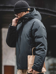 詳細画像
マットな光沢のナイロン生地、取り外し可能な防風フード、裾のエラスティックドローコードが実用性を高め、寒風を防ぎます。多層構造でダウンの膨らみを保ちつつ、優れた保温性を発揮します。シンプルでスリムなラインが特徴。
モデル画像
ECWCS L7スタイルのフード付きダウンジャケットを着用したモデル、冬の寒さにも対応できる優れた保温性とスタイリッシュなデザインが際立つ。