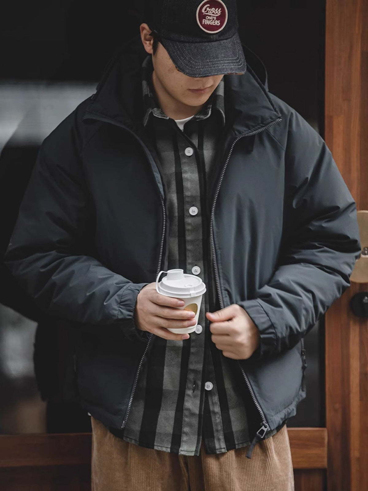 詳細画像
マットな光沢のナイロン生地、取り外し可能な防風フード、裾のエラスティックドローコードが実用性を高め、寒風を防ぎます。多層構造でダウンの膨らみを保ちつつ、優れた保温性を発揮します。シンプルでスリムなラインが特徴。
モデル画像
ECWCS L7スタイルのフード付きダウンジャケットを着用したモデル、冬の寒さにも対応できる優れた保温性とスタイリッシュなデザインが際立つ。