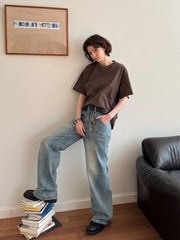 モデル画像: モデルが着用するヴィンテージウォッシュワイドデニムパンツ