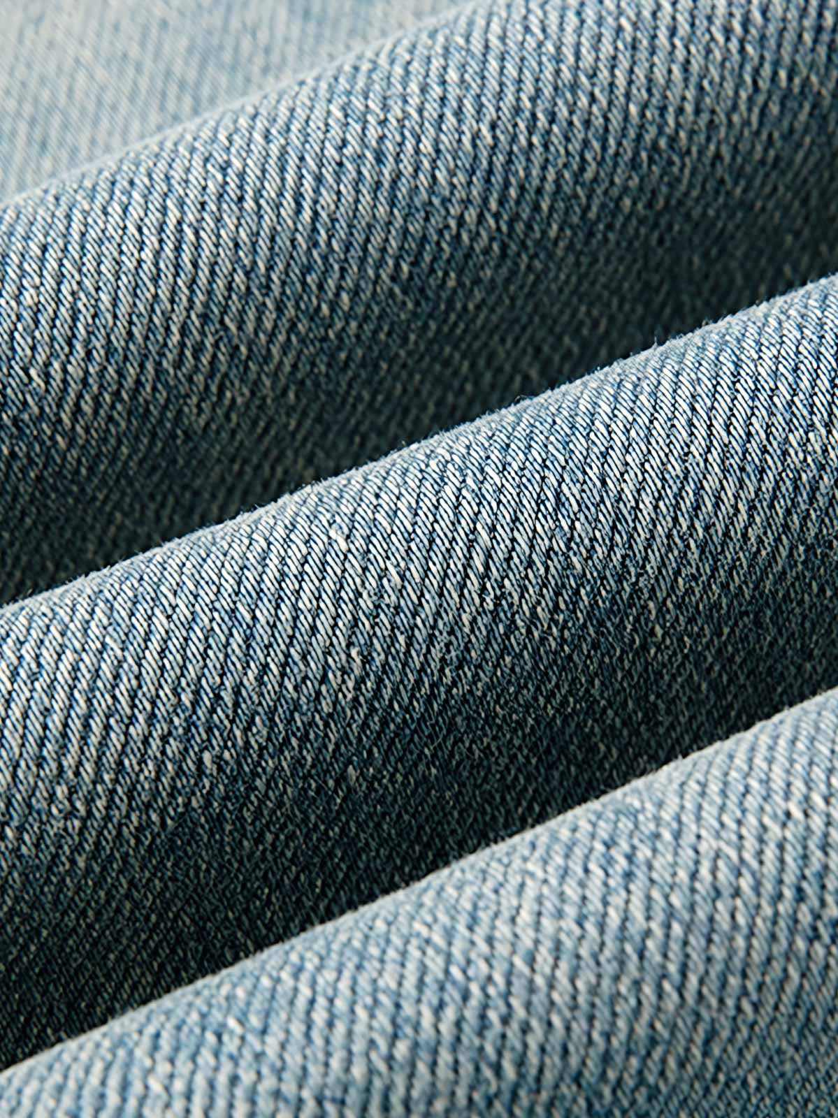 詳細画像: デニムパンツの猫ひげテクスチャデザインとヴィンテージウォッシュ加工のクローズアップ