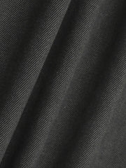 詳細画像: デニムパンツの猫ひげテクスチャデザインとヴィンテージウォッシュ加工のクローズアップ