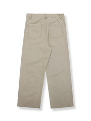 詳細画像: ワークパンツの膝部強化デザインと細部のクローズアップ